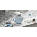 Batteur sur socle à tête inclinable KitchenAid de 4.7 L (5 pintes) de la série Artisan KSM150PSWH