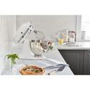 Batteur sur socle à tête inclinable KitchenAid de 4.7 L (5 pintes) de la série Artisan KSM150PSWH