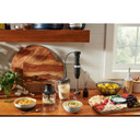 Kitchenaid® Mélangeur à main câblé à vitesses variablesavec accessoires.Fabriqué en Chine. KHBV83BM