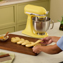 Kitchenaid® Batteur sur socle de la couleur de l’année 2025 Beurre KSM195PSBT