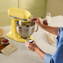 Kitchenaid® Batteur sur socle de la couleur de l’année 2025 Beurre KSM195PSBT