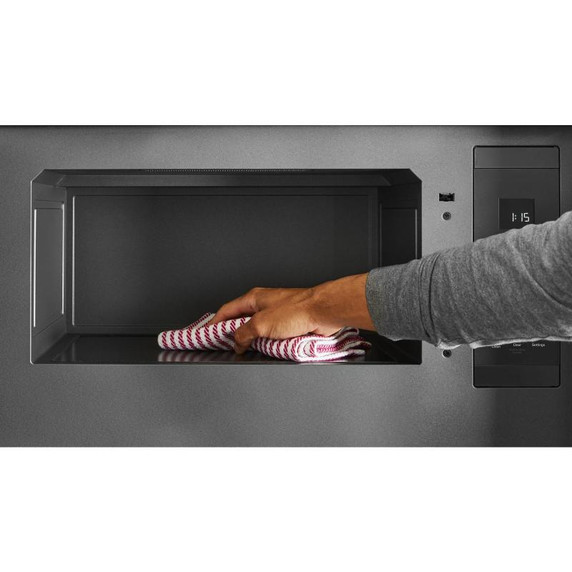 Kitchenaid® Four à micro-ondes à hotte intégrée encastré au design affleurant YKMMF330PPS