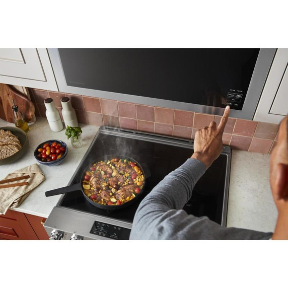 Kitchenaid® Four à micro-ondes à hotte intégrée encastré au design affleurant YKMMF330PPS