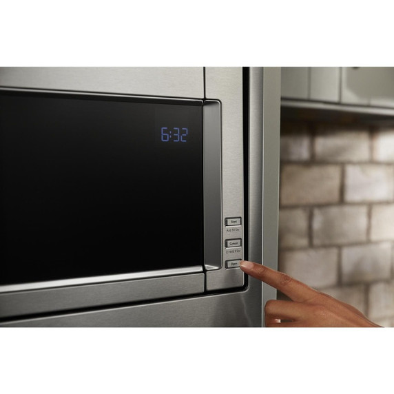 Kitchenaid® Four à micro-ondes à hotte intégrée à profil bas de 900 watts avec trousse de garniture étroite YKMBT5011KS