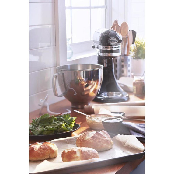 Batteur sur socle à tête inclinable KitchenAid de 4.7 L (5 pintes) de la série Artisan KSM150PSOB