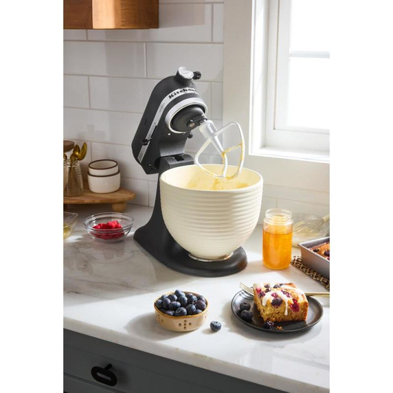 Batteur sur socle à tête inclinable KitchenAid de 4.7 L (5 pintes) de la série Artisan KSM150PSBK