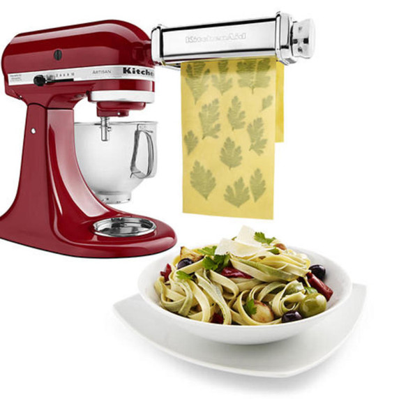 Batteur sur socle à tête inclinable KitchenAid de 4.7 L (5 pintes) de la série Artisan KSM150PSER