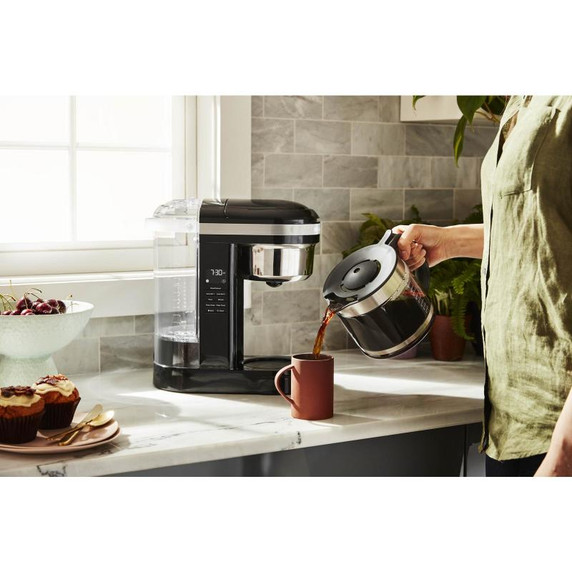 Kitchenaid® Cafetière avec douchette en spirale de 12 tasses et plaque chauffante programmable KCM1209OB