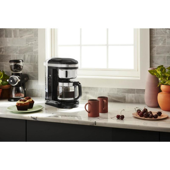 Kitchenaid® Cafetière avec douchette en spirale de 12 tasses et plaque chauffante programmable KCM1209OB