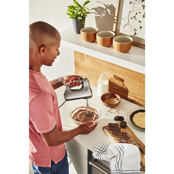 Kitchenaid® Batteur à main à 6 vitesses avec fouets à bords souples KHM6118CU