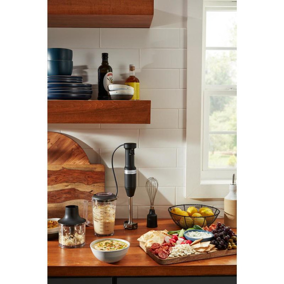 Kitchenaid® Mélangeur à main câblé à vitesses variablesavec accessoires.Fabriqué en Chine. KHBV83BM