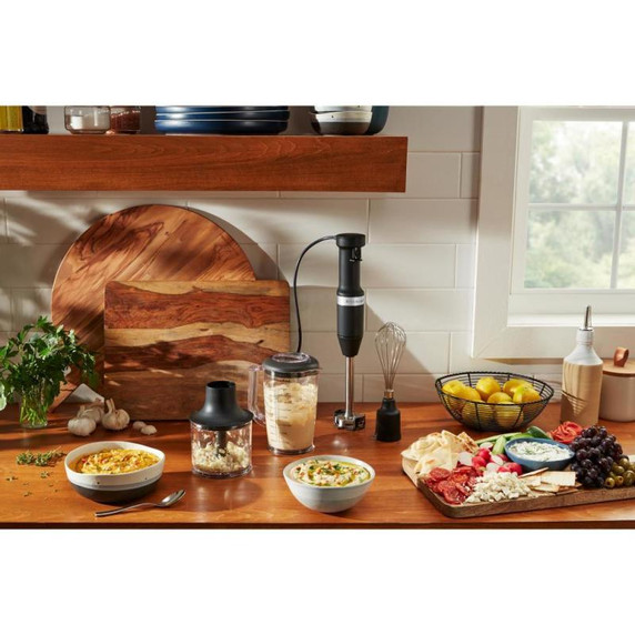 Kitchenaid® Mélangeur à main câblé à vitesses variables avec accessoires. KHBV83BM