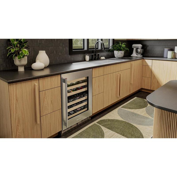 Kitchenaid® Cellier sous le comptoir avec porte-bouteilles à devant en bois à pleine extension - 24 po KUWR524SPS