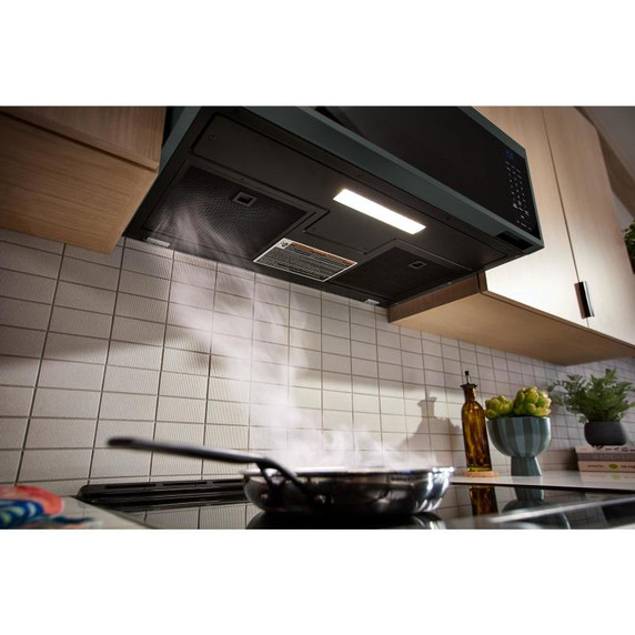 Kitchenaid® Four à micro-ondes à hotte intégrée à profil bas intelligent avec ventilateur double YKMML550RJP