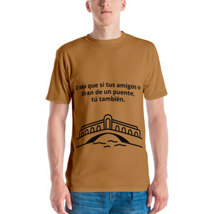 O sea que si tus amigos se tiran de un puente, tú también. Camiseta unisex con cuello redondo y estampado integral O sea que si tus amigos se tiran de un puente, tú también. Camiseta unisex con cuello redondo y estampado integral