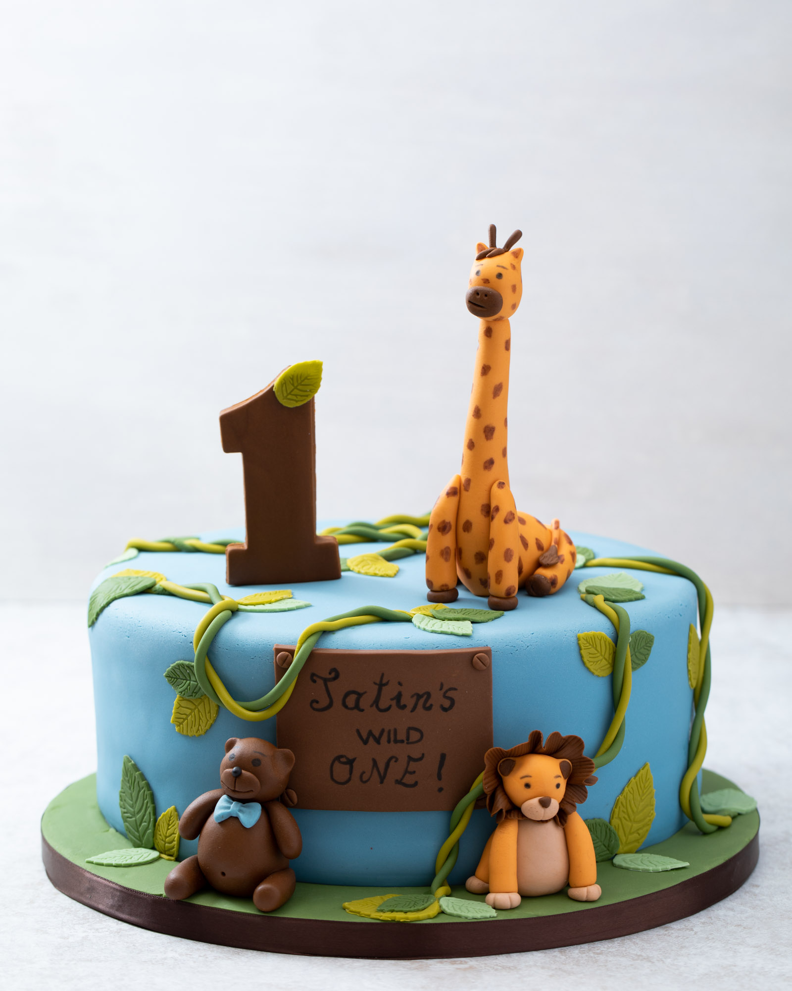 Amazing safari cake for Maitha's birthday! 🦒🦁 A collection of amazing safari  cakes! Order your favorite birthday cake designs and b... | Instagram