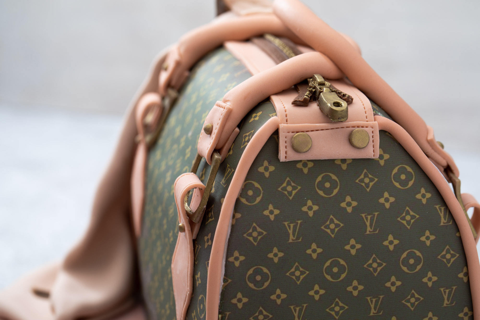 Louis Vuitton Bag, 3-D cake as Vuitton bag. All edible deco…