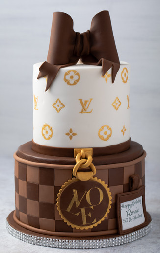 HOW TO PUT EDIBLE PAPER ON CAKES, LV INSPIRED CAKE