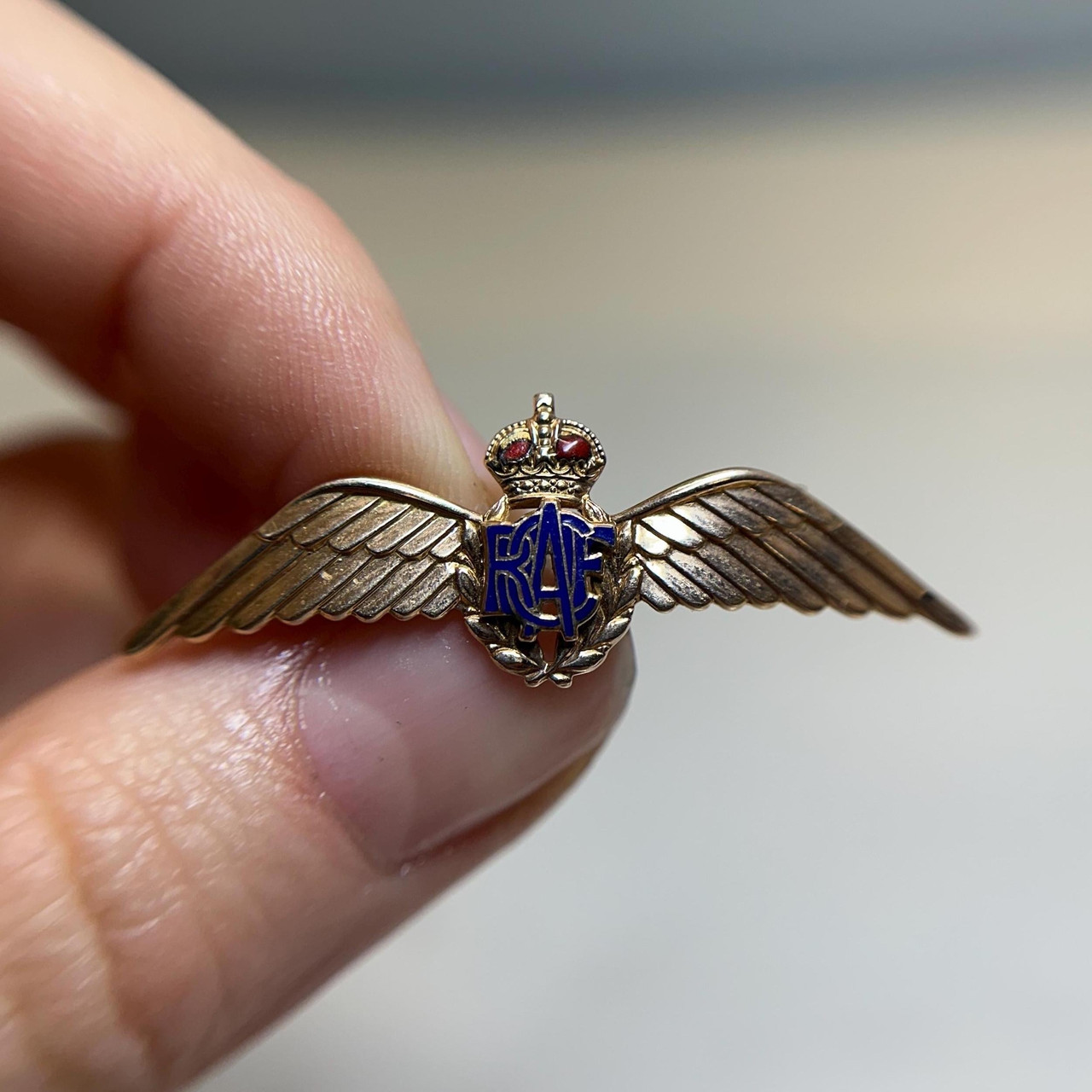 WWII RAF Sweetheart Brooch 9ct Gold Enamel Royal Air Force Wings