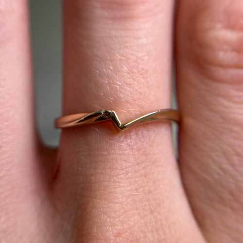 Cute 14KT Yellow Gold Thin Band Wave Ring – Estate Water Design Stacking Ring Size 5.75 US Cute 14KT Yellow Gold Thin Band Wave Ring – Estate Water Design Stacking Ring Size 5.75 US