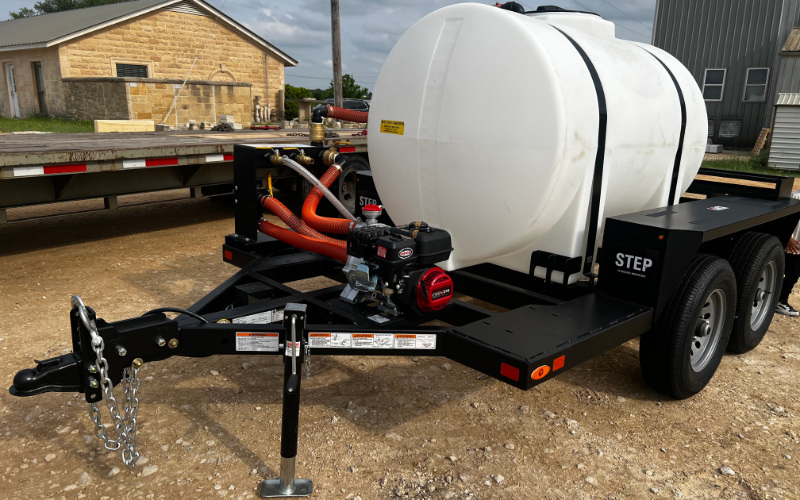 Side view of 525-gallon towable water trailer with mesh utility rack, hose storage, and 8800 lb GVWR—ideal for jobsite transport and field spraying.