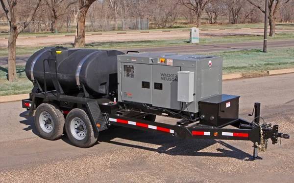 Mobile water storage tank and Wacker Neuson generator mounted on a heavy-duty trailer for industrial applications