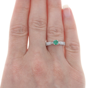 Emerald Ring Made of 14K Yellow Gold KLENOTA
