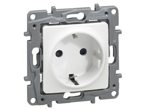 Base Niloe 2P + Toma Tornillo Protección Inferior Blanco - Legrand