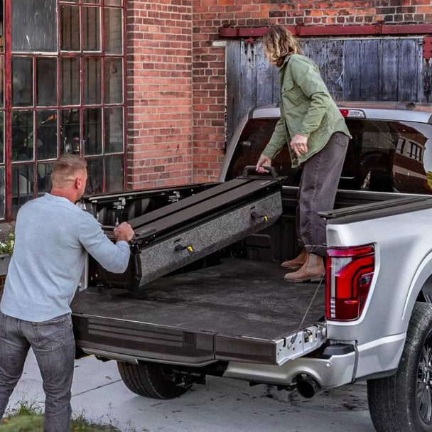 RetraxPRO EZ-OFF FRC-4000 Retractable Manual Tonneau Cover w/T-Slot Rails | RAM 1500 DT 5'7" Bed w/out rambox (2019+)