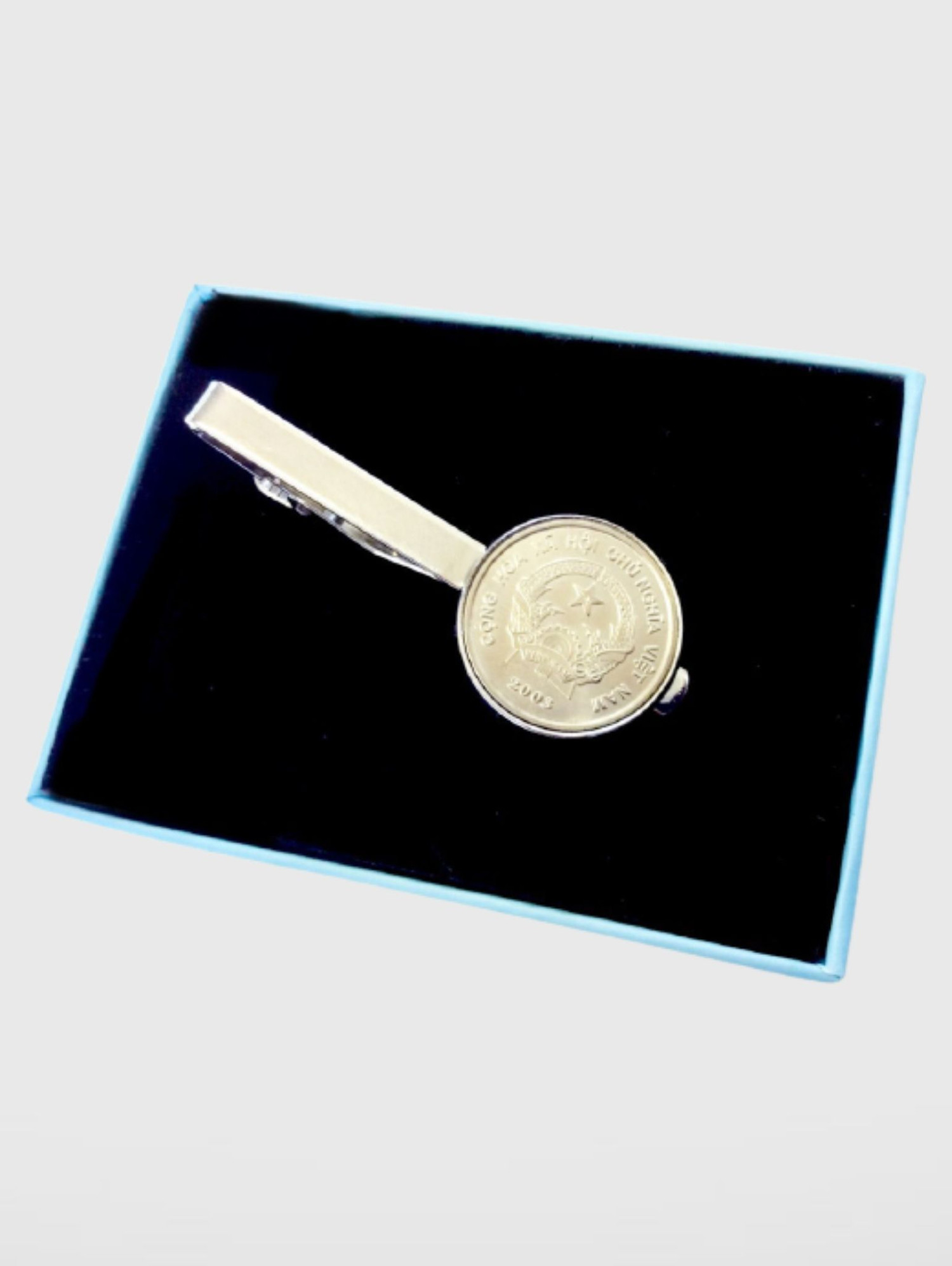 Vietnamese Coin Tie Clip - 2003 200 Dong Trend