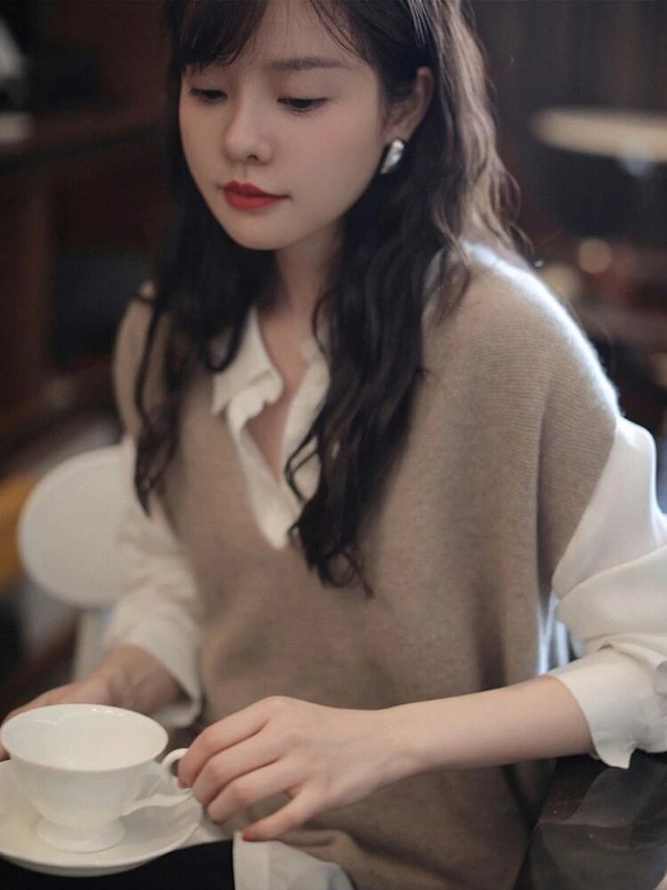 V-Neck Sweater Vest khaki  Women’s Trendy Daily Basic Leisure Minimalist Design Classic Plus size womens Sweaters All-match Pure Korean Loose Retro Vests for Woman in khaki