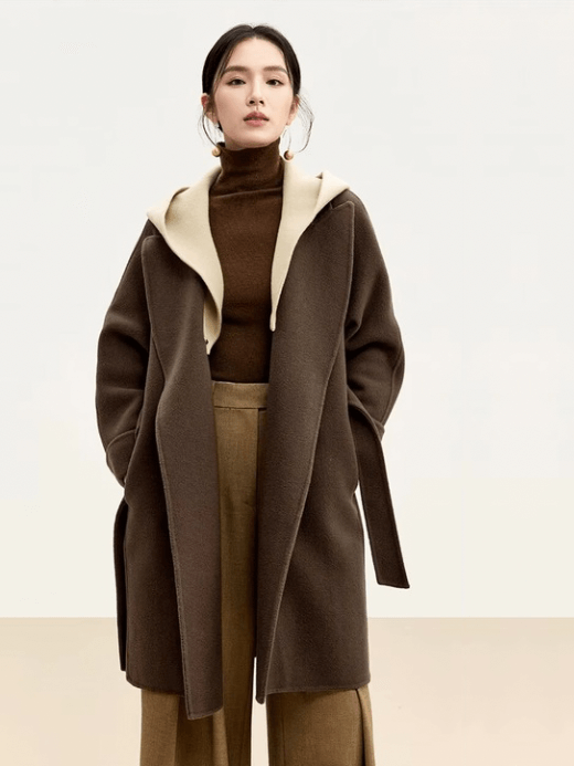 L'Enveloppement de Nuit Oversized Hooded Coat 100% Wool   Women’s patchwork spliced detachable hood v-neck long sleeves with turn-back cuffs mid-length slant side pockets outdoor woolen outwear coats with belt close for woman in brown with cream accent sashes closure Womens petite-, plus-, size Fall Winter Spring fashion outerwear #W44O56007