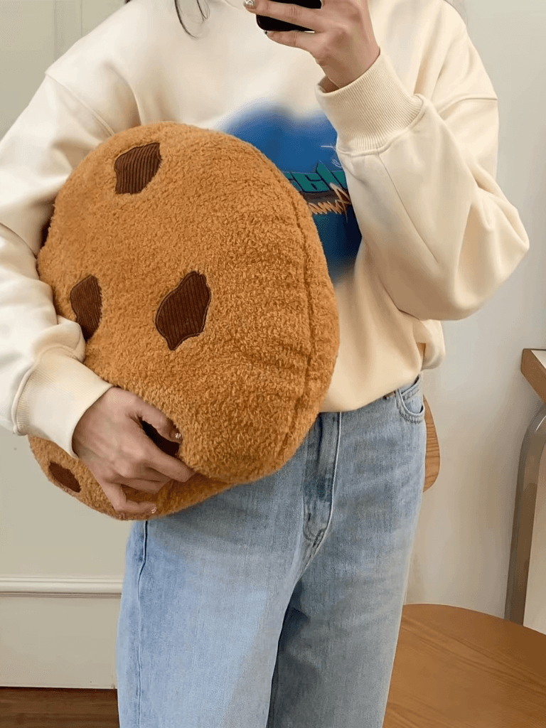 Kawaii Round plush Chocolate Chip Cookie Throw Pillow Cookie Living Room Bedroom Realistic Food Snack Seat Cushion Pillows Plushie Props Gifts 28cm In brown color