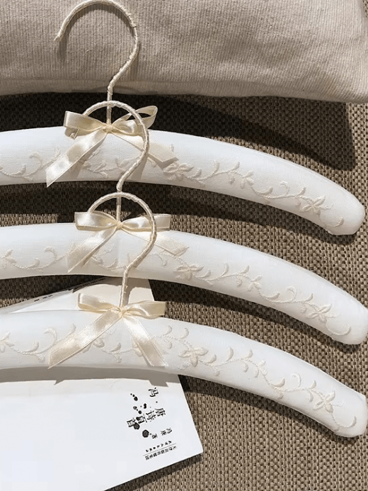Pastoral Embroidery Clothes Hangers Flower solid color sponge modern retro Chinese adult bedroom home storage Floral high quality style Pastoral Embroidery Clothes Hangers Flower solid color sponge modern retro Chinese adult bedroom home storage Floral high quality style