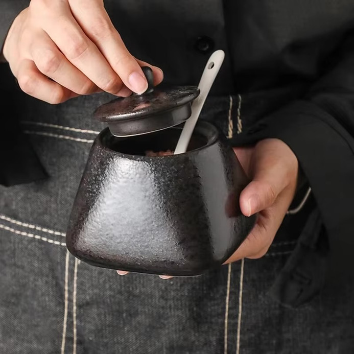 Vintage Ceramic Seasoning Jar with Lid Spoon Set Creative Salt Sugar Pepper Powder Jar Pig Oil Tank Kitchen Creative Seasoning Tools In multi black color