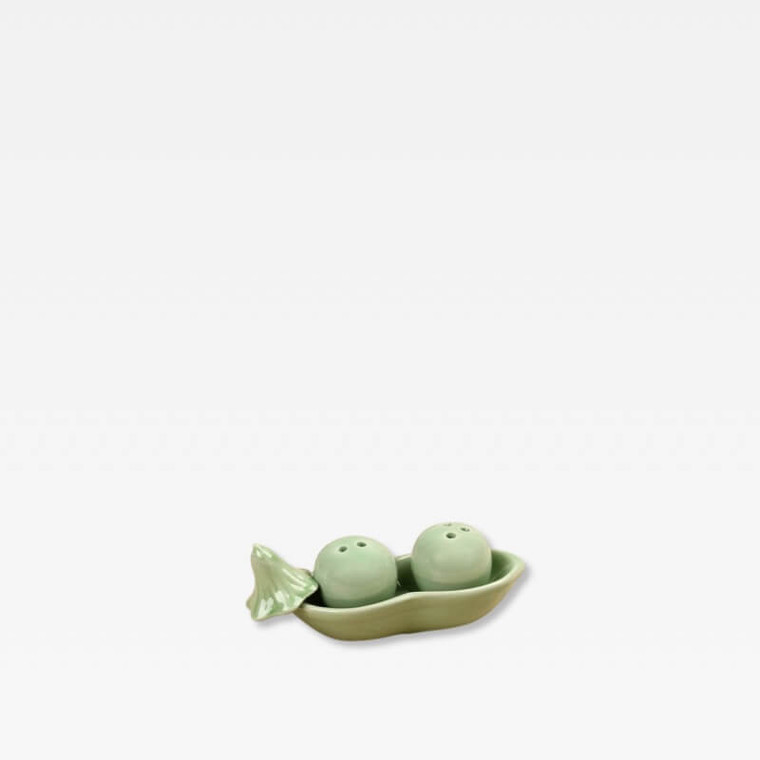 Ceramic Garden Pea vegetable design Salt & Pepper Seasoning shaker Set Tabletop and bar dining accessory Dinnerware Condiments accessories with condiment tray Jar Kitchen Wedding Decoration Birthday Gift Personalized Ceramics Salt Pigs, Cellars & Servers Gifts in pea green
