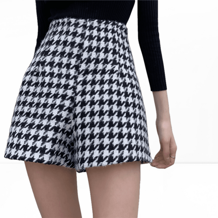Tweed Knit Shorts   Women’s Wide Leg High Rise Waist Fashionable Woolen Checkered Spring Winter Plaid Short Trousers for Petite Size trendy Woman in Black white