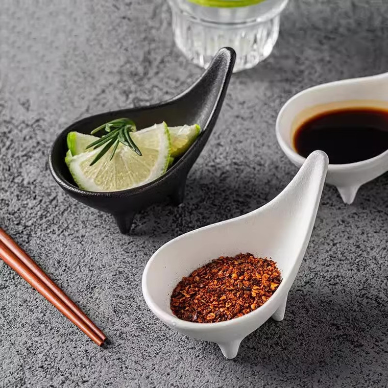 Ceramic Seasoning Four Legged Irregular scoop Soy Sauce Vinegar Dish Spice Caviar Dishes Cuisine Tableware Dishes in black, white