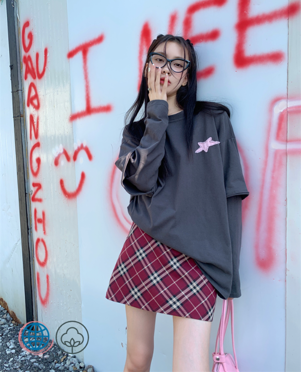 Oversized Star Patch Top   Women’s Korean BESTS Star Streetwear Long Sleeve T Shirt Fall Fashion Crewneck Tshirt Autumn Clothing Tops for trending Woman in Dark Gray grey