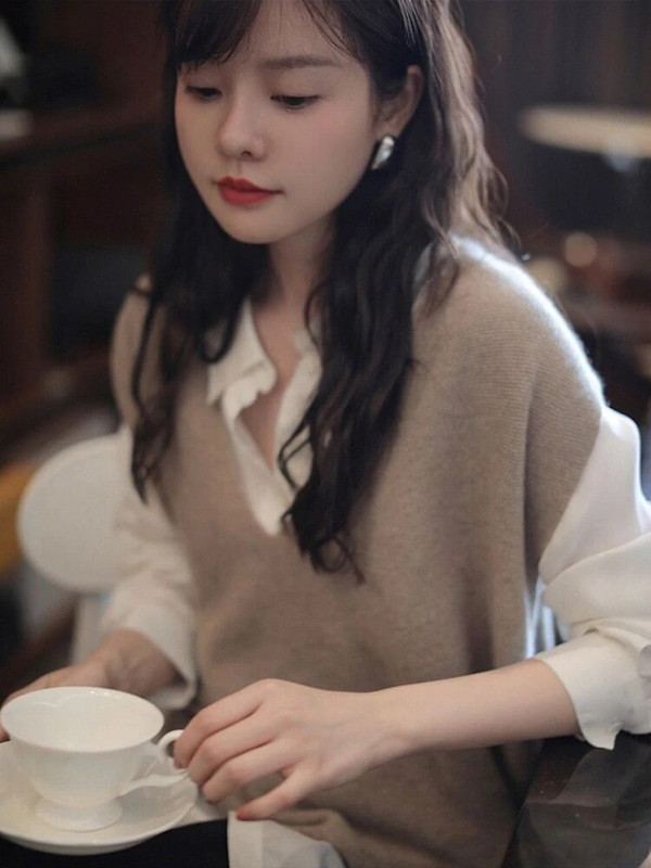 V-Neck Sweater Vest khaki  Women’s Trendy Daily Basic Leisure Minimalist Design Classic Plus size womens Sweaters All-match Pure Korean Loose Retro Vests for Woman in khaki