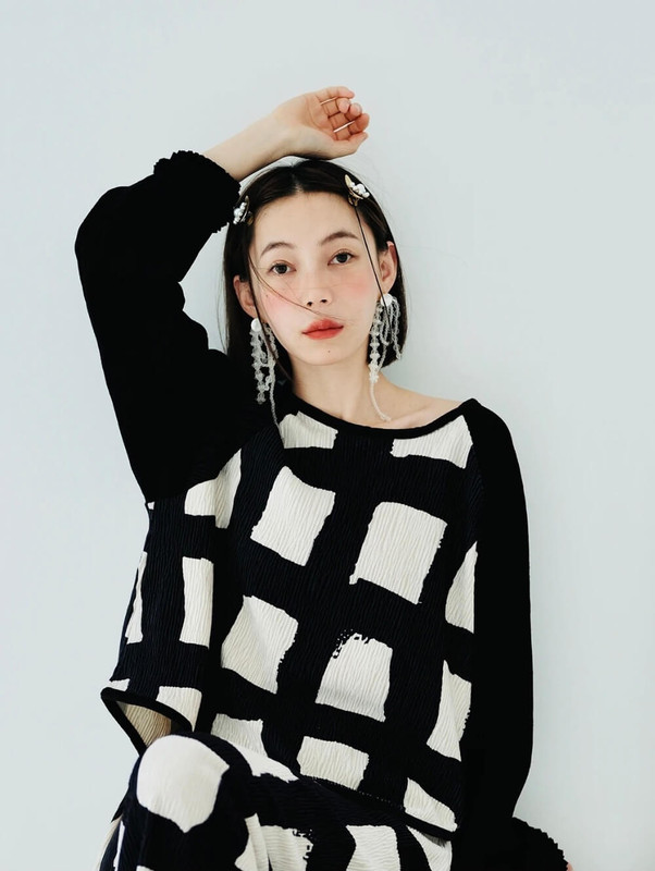 Crewneck Shell Top   Women’s original design long-sleeves round o-neck pullover T-shirts blouse for woman Fall Autumn plaid checkered print black and white loose fit crew neck patchwork womens tops blouses