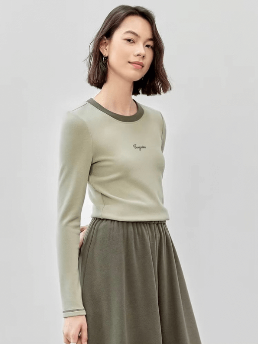 Spliced Crewneck T-Shirt     Women’s slim fit cotton-blend knitted Sanguine Letter printing round O-neck long sleeves T-Shirts for woman in light olive green with dark green banded accent trim tees Fall Autumn Winter Spring fashion womens office wfh workwear pullover crew neck tops #144T56793