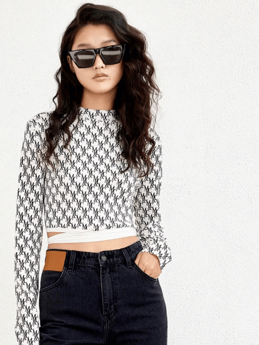 Monte Carlo Graphic Crewneck Short Knit Sweater   Women’s Crew round o-neck M&C Letter Logo Knot Short Knitted Sweater Top Street long sleeves Regular Thickness Straight Cut cropped Sweaters for woman in white with black accent Womens petite-, tall-, plus-, size Spring Summer Fall Autumn fashion tops #MBBSWT035