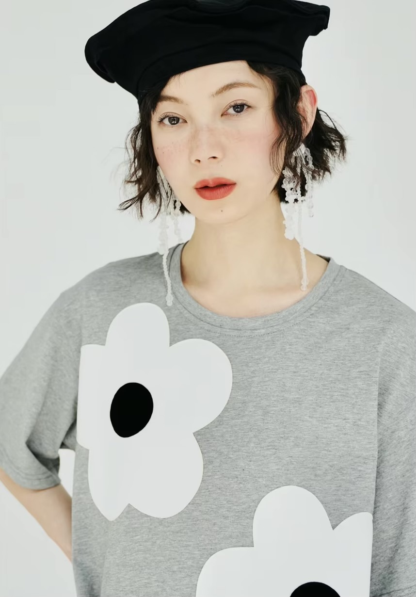 Japanese Cotton T-Shirt     Women’s original crewneck applique pure 100% cotton round O-neck pullover floral short-sleeves shirt casual loose large size T-Shirts for woman in gray summer flowers petals worlds female World’s Collide crew neck Tops in grey #223602