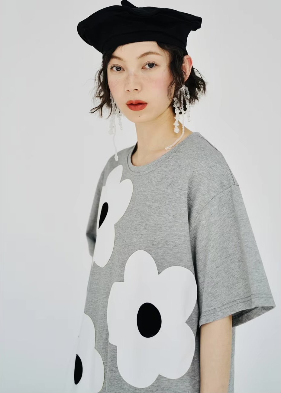 Japanese Cotton T-Shirt     Women’s original crewneck applique pure 100% cotton round O-neck pullover floral short-sleeves shirt casual loose large size T-Shirts for woman in gray summer flowers petals worlds female World’s Collide crew neck Tops in grey #223602