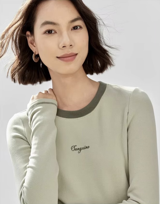 Spliced Crewneck T-Shirt     Women’s slim fit cotton-blend knitted Sanguine Letter printing round O-neck long sleeves T-Shirts for woman in light olive green with dark green banded accent trim tees Fall Autumn Winter Spring fashion womens office wfh workwear pullover crew neck tops #144T56793