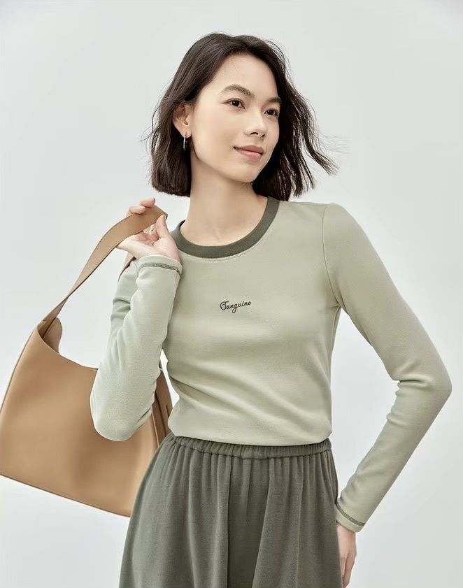 Spliced Crewneck T-Shirt     Women’s slim fit cotton-blend knitted Sanguine Letter printing round O-neck long sleeves T-Shirts for woman in light olive green with dark green banded accent trim tees Fall Autumn Winter Spring fashion womens office wfh workwear pullover crew neck tops #144T56793