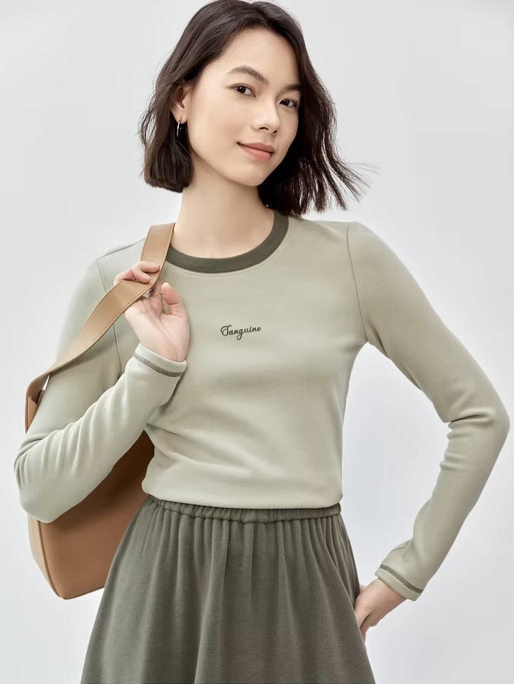 Spliced Crewneck T-Shirt     Women’s slim fit cotton-blend knitted Sanguine Letter printing round O-neck long sleeves T-Shirts for woman in light olive green with dark green banded accent trim tees Fall Autumn Winter Spring fashion womens office wfh workwear pullover crew neck tops #144T56793