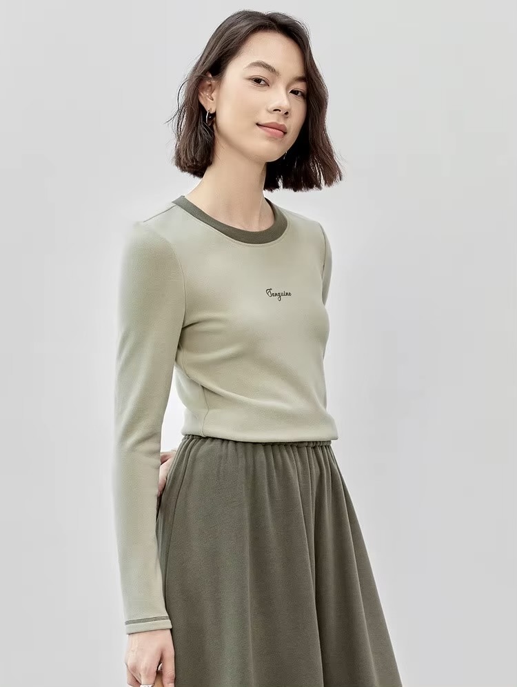 Spliced Crewneck T-Shirt     Women’s slim fit cotton-blend knitted Sanguine Letter printing round O-neck long sleeves T-Shirts for woman in light olive green with dark green banded accent trim tees Fall Autumn Winter Spring fashion womens office wfh workwear pullover crew neck tops #144T56793