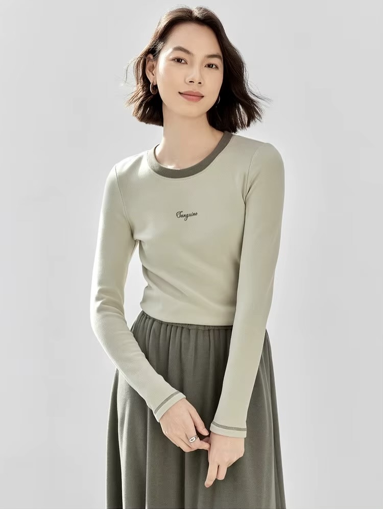 Spliced Crewneck T-Shirt     Women’s slim fit cotton-blend knitted Sanguine Letter printing round O-neck long sleeves T-Shirts for woman in light olive green with dark green banded accent trim tees Fall Autumn Winter Spring fashion womens office wfh workwear pullover crew neck tops #144T56793
